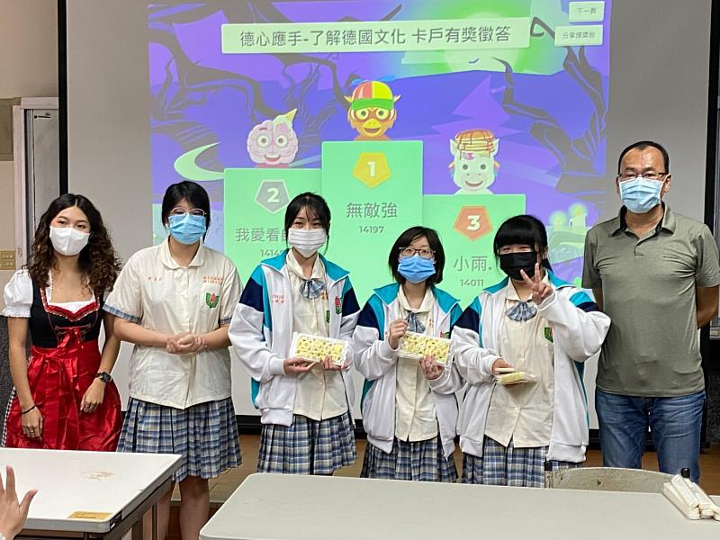 文藻外大德文系張嘉斌系主任(右一)帶領德文系學生，前往國立北港高中應英科辦理德語體驗營。