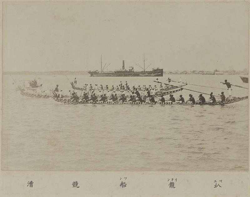 1923年4月21日下午，日本裕仁皇太子前往高雄港旗後海域觀賞特別安排的扒龍船（划龍舟）表演。