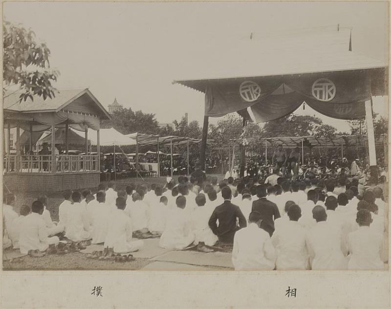 1923年4月26日下午，裕仁皇太子於臺北武德殿參觀相撲比賽，登坐於圖左的觀覽臺。相撲具有日本傳統色彩，有政治文化宣導示範功效。
