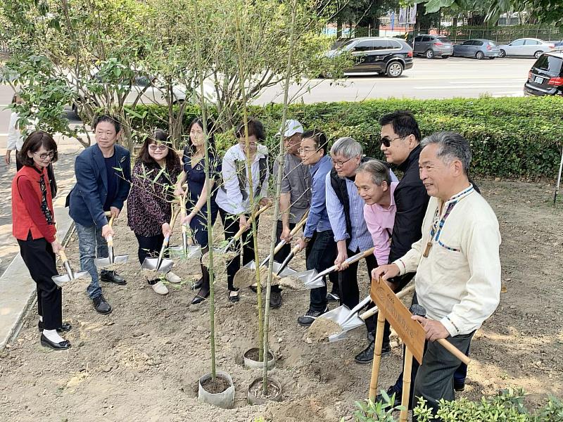 「2023台灣竹藝日元年」當日啟動儀式由國內竹藝界貴賓與工藝中心張仁吉主任（右5）共同齊種植竹，象徵竹的繁衍與生生不息。