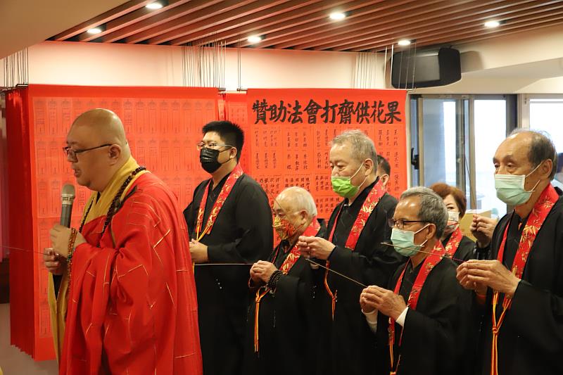 圖4：功德主們在法師引領下，為親人祈求身體康健，福壽綿長。（靈鷲山佛教教團提供）