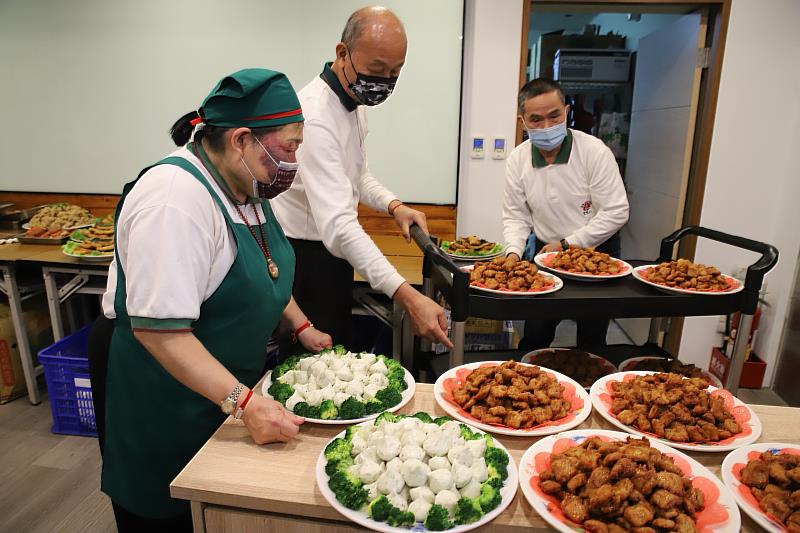 圖5：講堂大寮的志工們，為瑜伽燄口施食法會準備豐盛味美的素齋。（靈鷲山佛教教團提供）
