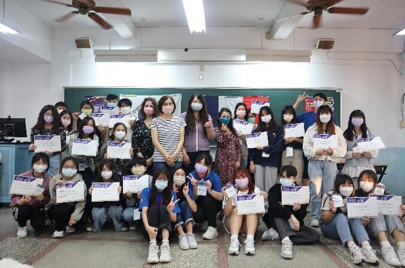 文藻外語大學舉辦歐洲語言及文化體驗營，法文組課程精采且豐富，引發學子對於歐洲文化的興趣，學員於活動結束時取得營隊參與證明。