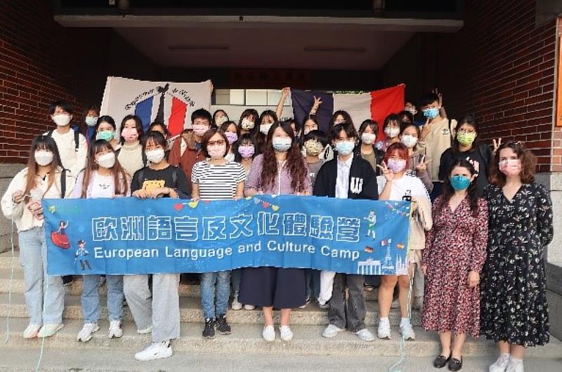 文藻外大法文系黃彬茹主任、黃貞芬老師、法籍助教Céline、Naya與學員合影留念