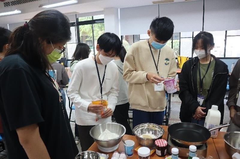 學員親手製作法國可麗餅