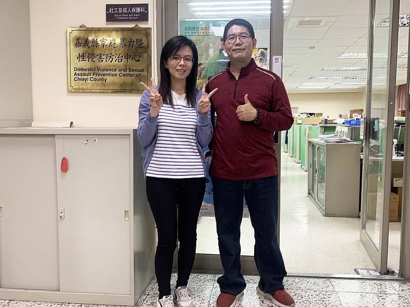 國際社工日！社會局侯博耀督導與黃秀敏社工榮獲全國社會工作專業人員表揚-1-右起社會局侯博耀督導、黃秀敏社工