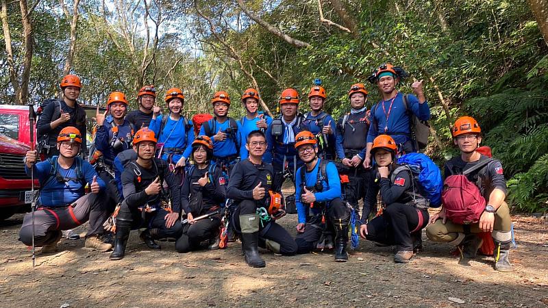 新北市政府消防局李清安局長表示，特搜大隊目前以專業分工為導向，除消防人員本身救災勤務技能要求外，另外針對特搜人員，亦加強山域勤務執行技能，秉持「以訓養戰」之原則，針對可能好發事故區內，可能待救者受困位置擬定對策加強訓練。以利未來執行勤務時，果斷決策救援器材及擬定搶救策略，俾利執行達成救援任務。新北市在此也特別呼籲，登山活動充滿不確定風險，民眾登山前應評估熟習相關路線，做足功課，評估自身體能及技術，預先查詢山上氣候，備齊相關登山及通訊裝備，並於手機內安裝離線地圖APP、備齊所需物資、保暖衣物；行經危險路段、天候不佳務必小心行走，以免憾事發生。