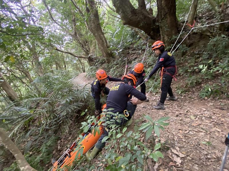 近年來，民眾熱衷於山域活動，且適逢疫情解封，假日登山人潮湧現，山難事故意外時有所聞，例如:入山未事先做足功課，未使用GPS以致迷航、未帶燈具，入夜後能見度下降，受困山區、登山行徑路線距離過長，高估自身體力，體力耗盡且糧食水分補給不足等，以致山難勤務案件頻繁。執行山域搜救大多屬於長時間、高耗體力之任務，經常需要警義消人員互相配合執行任務，因此除了日常提升自身的體能外，另外透過平時實地山區訓練加強培養團隊默契，希冀透過此次警義消聯合山域訓練，以提升整體三峽區滿月圓山區，搜救勤務應變效能。