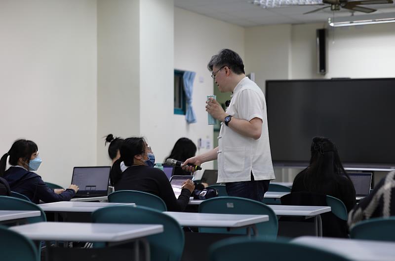 張家群博士用水壺做例子來說明每個人看見的角度都不同。