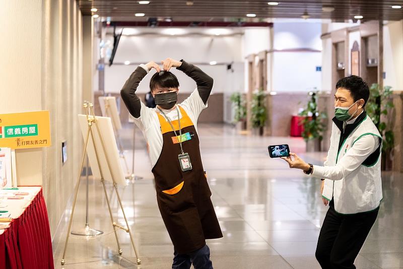 信義房屋松江南京店邀請唐寶寶到店長月會販售公益商品，協助唐寶寶自立生活。