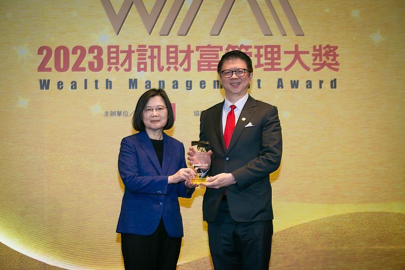 星展銀行（台灣）總經理林鑫川出席頒獎典禮，自蔡英文總統手中領取「外商銀行最佳服務」獎。