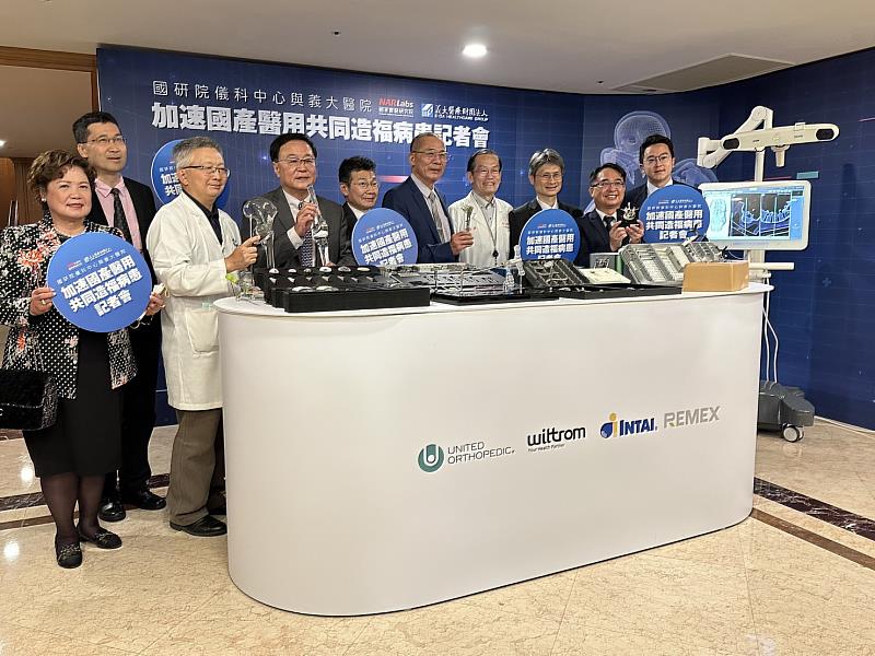 高雄市經發局長廖泰翔(右1)與出席貴賓參觀聯合骨科、台灣微創、鐿鈦、瑞鈦醫材取證上市產品。