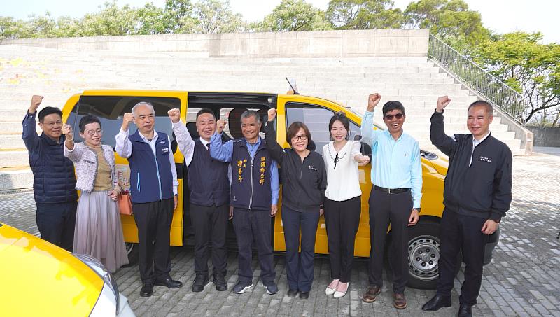 貴賓們一同坐上共乘計程車抵達臺灣客家文化館站-2