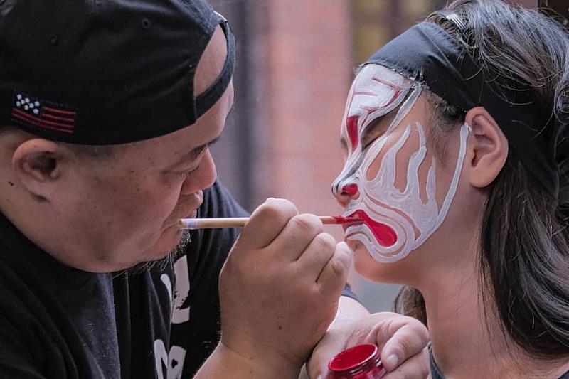 將容文創面師林自賢老師帶領子弟兵們幫大家繪製臉譜