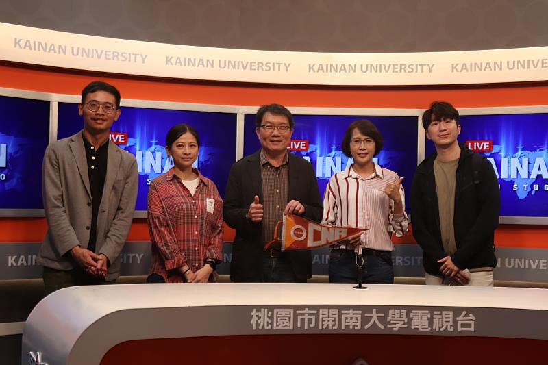 中央社團隊參觀開南大學電視台設備，由資傳系趙哲聖副主任接待。