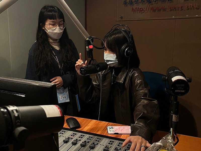 圖二：世新高廣營學員前往世新廣播電臺體驗音樂DJ