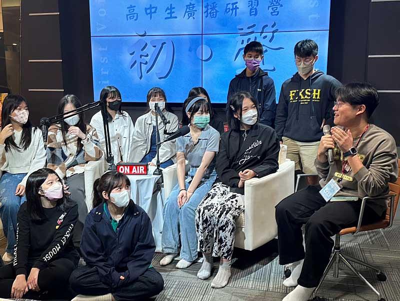 圖三：世新高廣營學員體驗2022年新落成的影音播客直播間，暢聊流行音樂話題