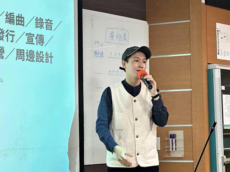 圖四：世新廣電系校友、創作歌手Lowking姚宇謙帶領學員探索流行音樂創作過程