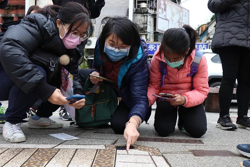 闖關活動以一段拜訪朋友的故事出發，在捉迷藏的路途中與不同人物相處互動並且學習培養主動幫助他人，從而對文化有更深的體驗，適合闔家大小一同參與。（圖／台北市文化基金會 城西營運部 提供）