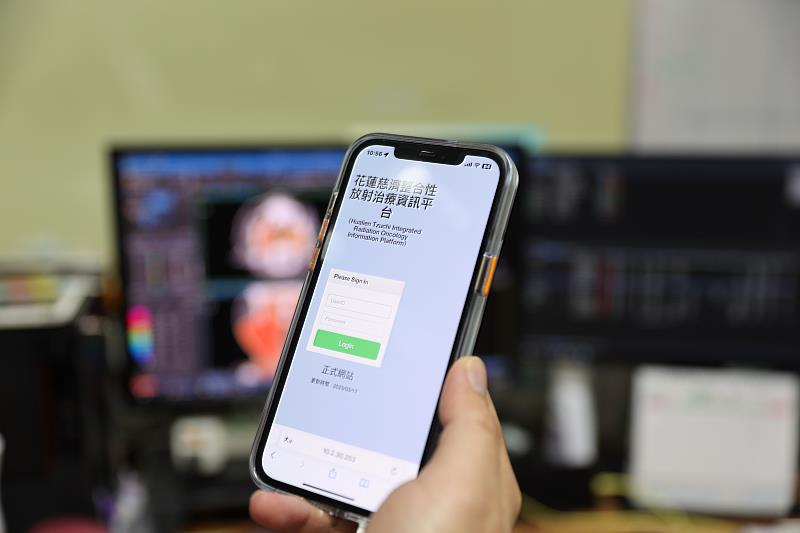 放射腫瘤科放射治療計劃組組長陳逸偉說，這套「病人為中心整合式放射治療管理系統」成功整合科內眾多系統，且更將科內所有表單電子化，且能讓科內同仁在任何時間與地點，藉由這套系統即時顯示與處理患者的治療資訊，減少花東癌症患者至少一小時的治療等待時間。