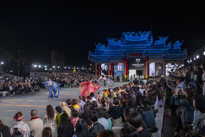 2023臺北時裝週AW23開幕秀以南鯤鯓代天府五門式木作大牌樓為背景，打造結合傳統藝陣、表演藝術與時尚走秀的跨界展演，令觀展嘉賓為之驚艷。