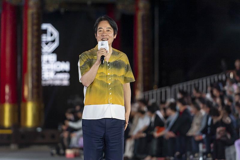 副總統賴清德身穿設計師周裕穎以當代藝術家江賢二作品為靈感所設計的「臺灣山脈」襯衫出席力挺2023臺北時裝週AW23
