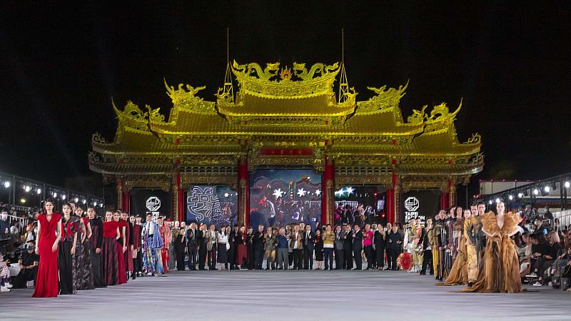 臺北時裝週開幕秀首度移師臺南「南鯤鯓代天府」舉辦，70組匠心獨具的的流行時裝由專業模特兒在國定古蹟盡情展演，打造一場精采的時尚饗宴。
