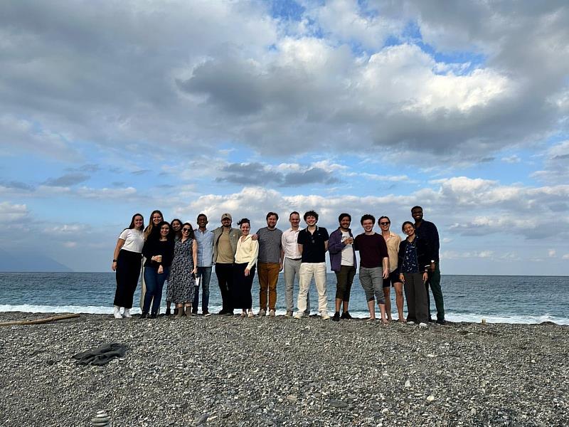 美國芝加哥大學師生於七星潭合影。