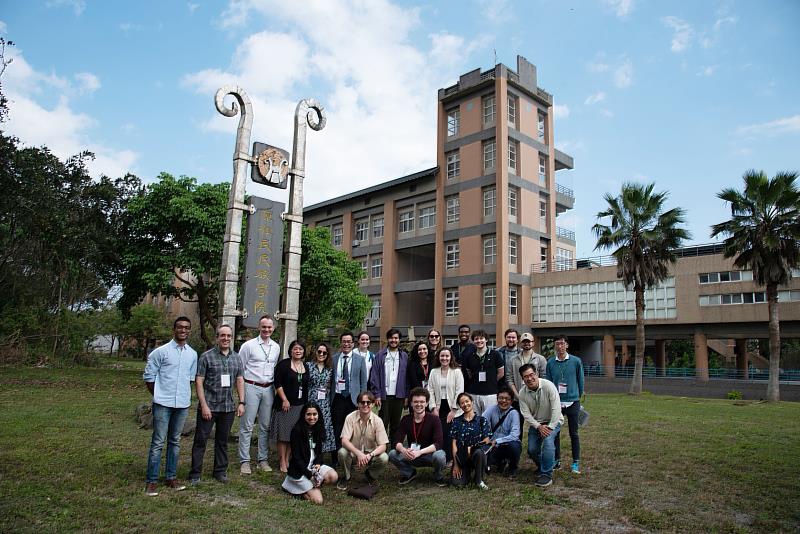 美國芝加哥大學師生於原住民民族學院前合影。