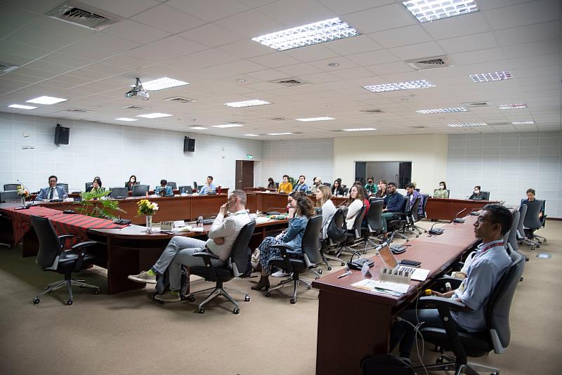 02. 芝加哥大學師生專注聆聽講者分享。