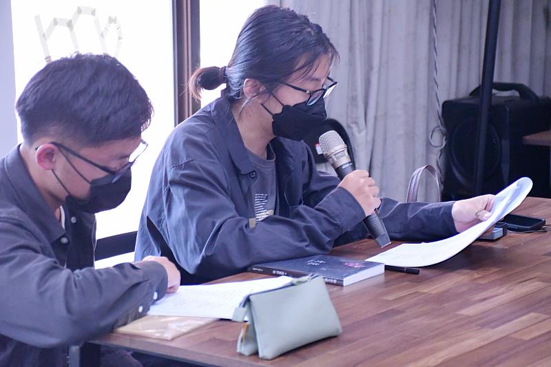 南華大學文學系舉辦「詩的工作坊」，楊書軒詩人精選作品由學員先朗誦，再進行導讀。