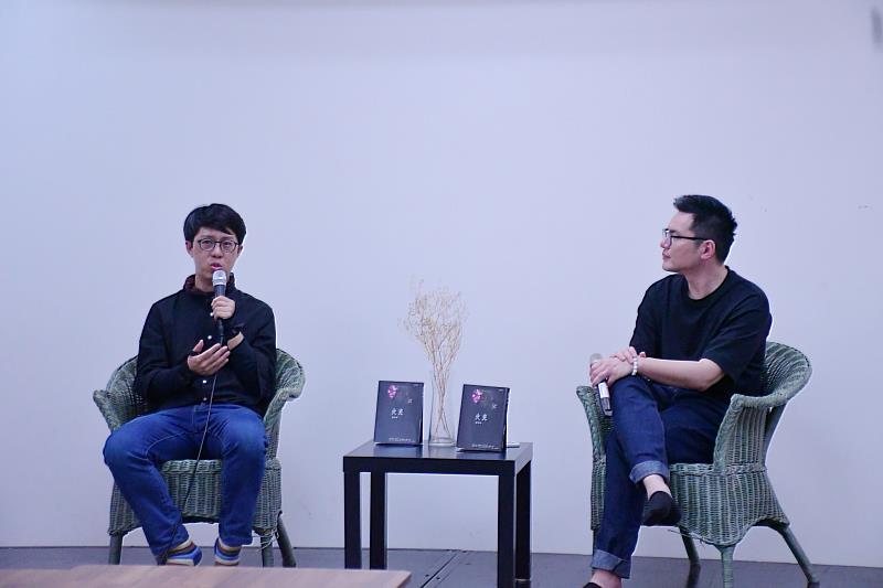 南華大學文學系舉辦「詩的工作坊」，文學系高知遠老師(右)與詩人楊書軒(左)進行座談交流。