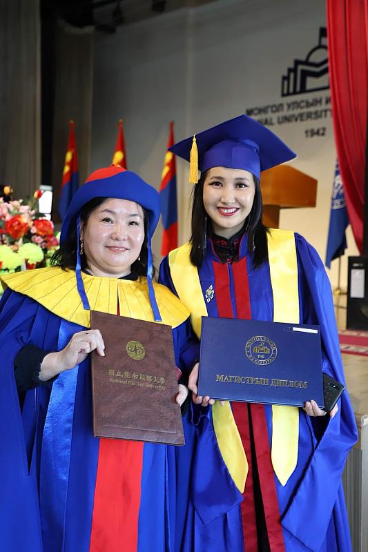 來自蒙古的沐蘭與梅麗同學帶著滿心的期盼來到位於南投埔里的國立暨南國際大學攻讀雙聯碩士。