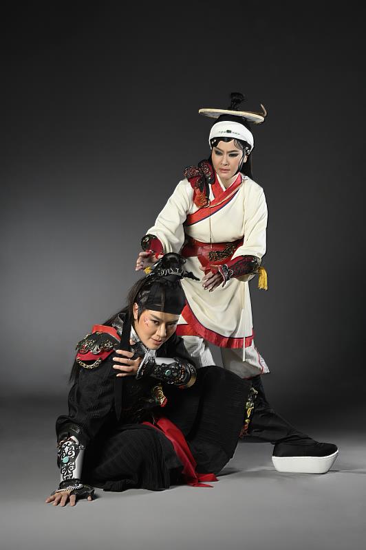 國立傳統藝術中心臺灣豫劇團《鏢客》由蕭揚玲飾演月無雙(上)、劉建華飾演駱成(下)