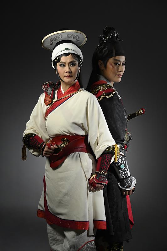 國立傳統藝術中心臺灣豫劇團《鏢客》由蕭揚玲飾演月無雙(左)、劉建華飾演駱成(右)