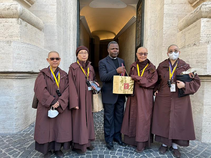 3、	靈鷲山宗委恆傳法師、常存法師、恆明法師3人和寶屹法師，代表開山住持心道法師前往參訪，致贈禮物給天主教友人鮑霖神父。（中華人間佛教聯合總會提供）