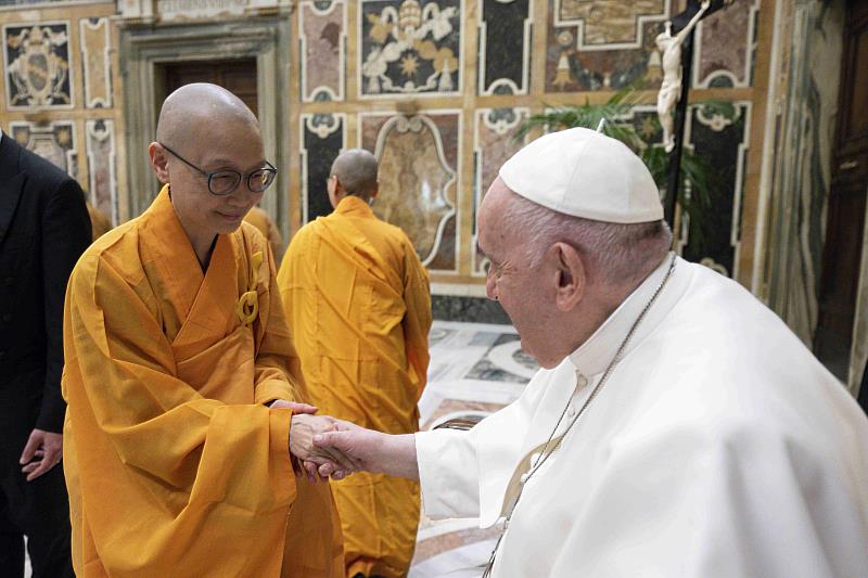 4、	靈鷲山當家常存法師與教宗會面，轉達心道法師「生命和平、靈性生態」理念，期盼宗教界團結，成為推動生態的守護者。（中華人間佛教聯合總會提供）