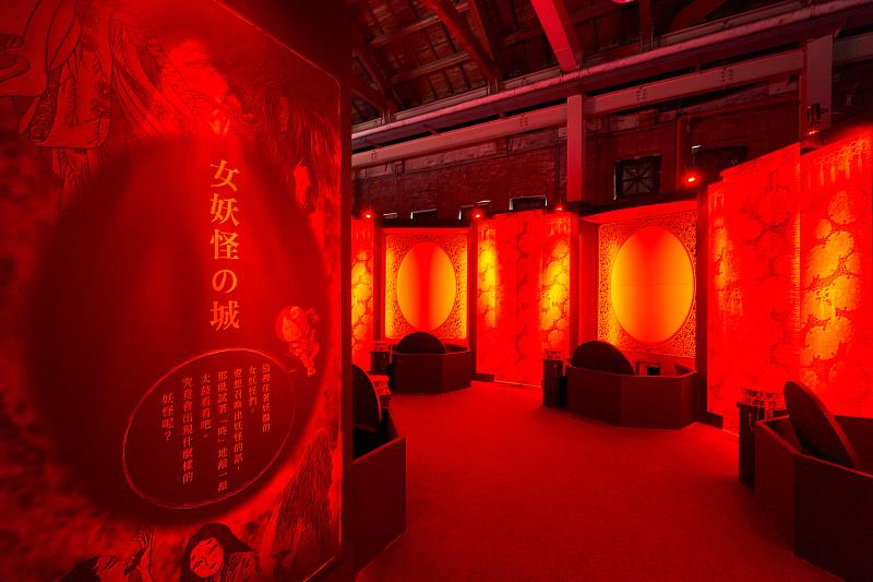 「ゲゲゲの鬼太郎 妖怪100物語」特展除了高度還原妖怪出沒的所在地，還可以直接和妖怪互動。圖／聯合數位文創提供