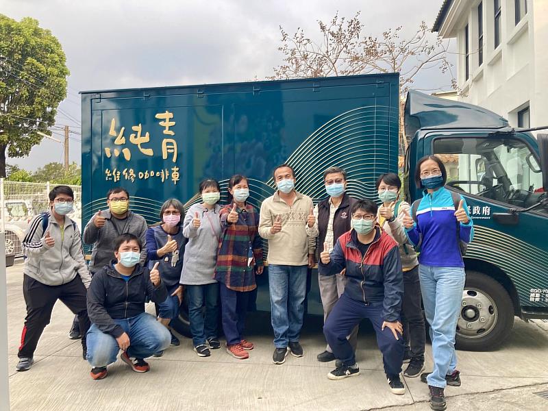 屏縣純青維修咖啡行動服務車 修繕志工讓長輩感動