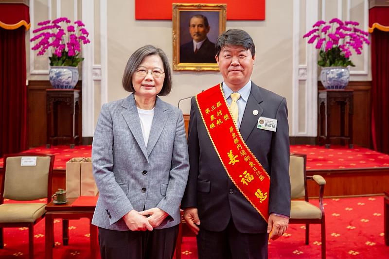 蔡英文總統與東片社區理事姜福慧合照