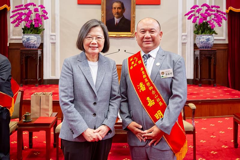 蔡英文總統與赤山社區潘嘉明理事長合照