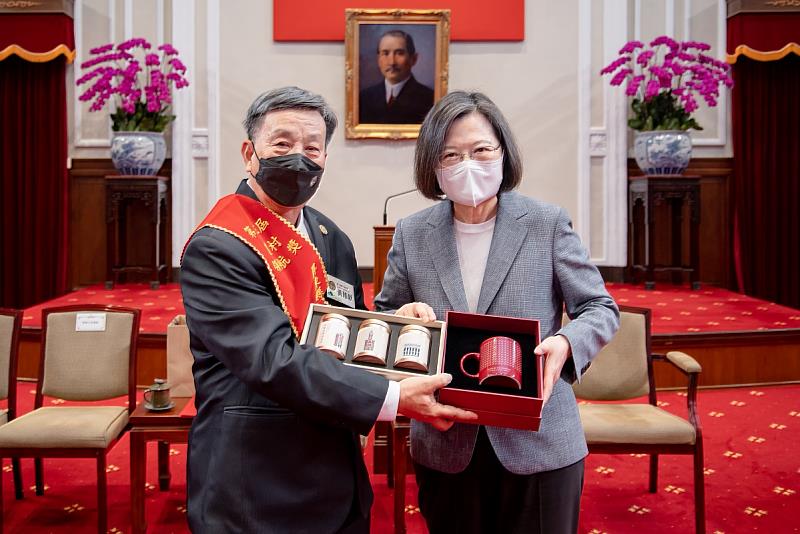 楓港社區黃隆献執行長代表各得獎者接受總統致贈