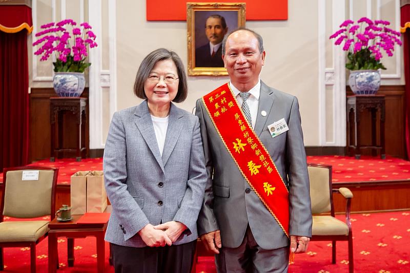 蔡英文總統與新龍社區林春來執行長合照