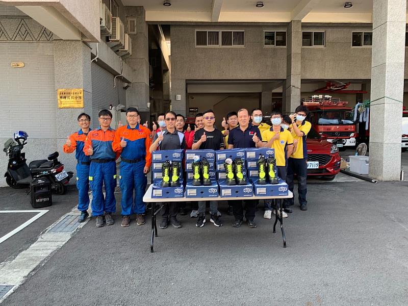 在地企業挺消防 歐巴螞食品公司捐贈台東縣消防局高品質消防鞋20雙