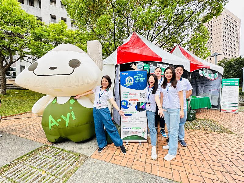 信義房屋24日前進政大校園徵才博覽會，祭出保障年薪120萬的總公司儲備幹部、業務菁英等多個職缺，吸引學子目光。