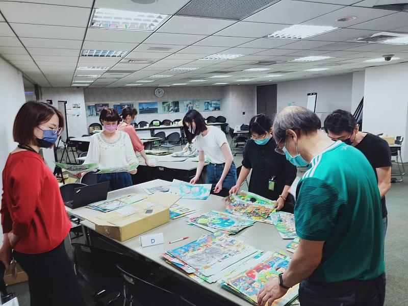 信義房屋繪畫比賽再次起跑，今年以畫給未來的探險地圖為題，邀請小朋友畫下家附近美好的風景。圖為由兒童美育專家團評選畫作。