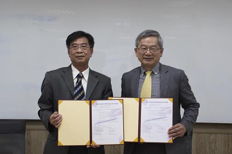 南臺科技大學校長吳誠文(右)與大榮高中校長張簡助立(左)於簽約合作儀式合影。