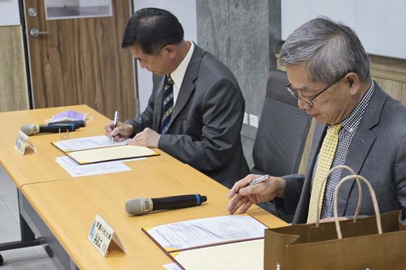 南臺科技大學與高雄市私立大榮高中簽訂兩校交流合作備忘錄之情形。