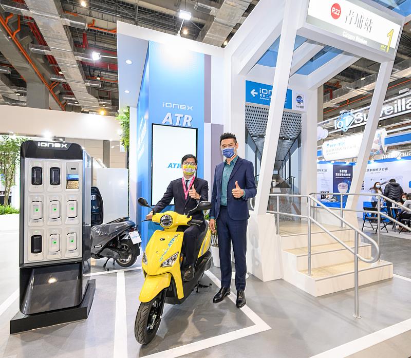 Ionex 智慧自助租賃 (ATR) 解決方案，2023年也將在本屆智慧城市展中亮相新合作夥伴。圖為 2021年智慧城市展，高雄市市長陳其邁特地北上參加開幕典禮，並於光陽攤位與柯勝峯董事長合影。