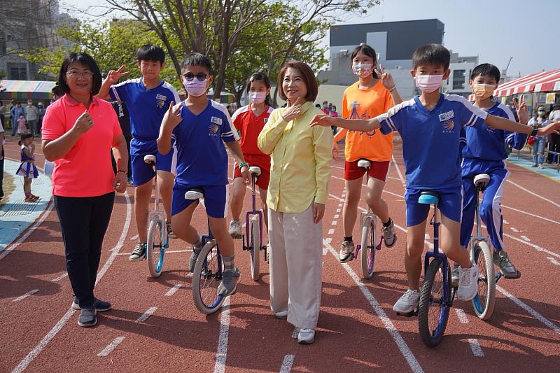 結合111學年度校慶運動會  東光國小嶄新跑道正式啟用